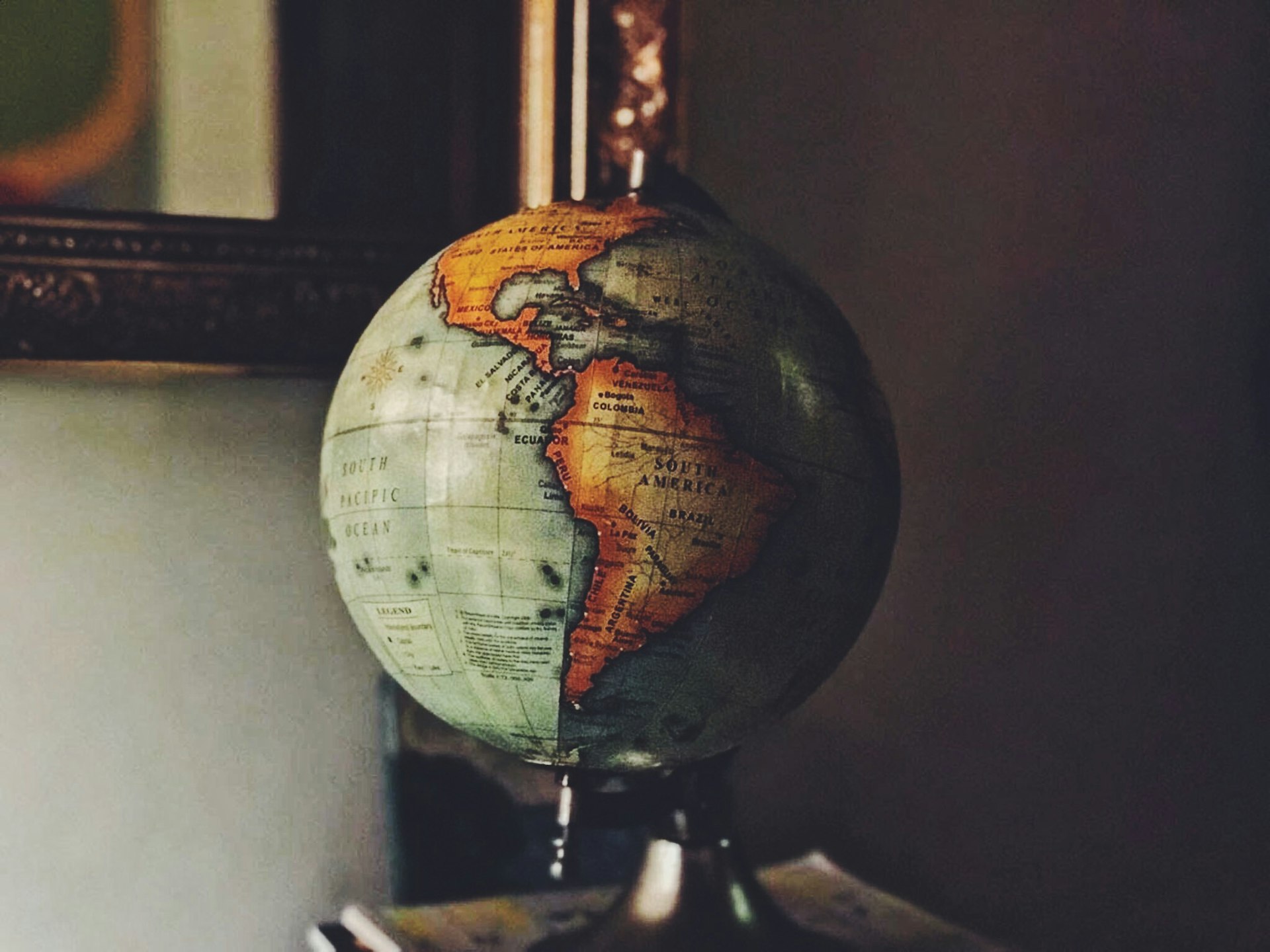 Globe terrestre ancien centré sur les Amériques